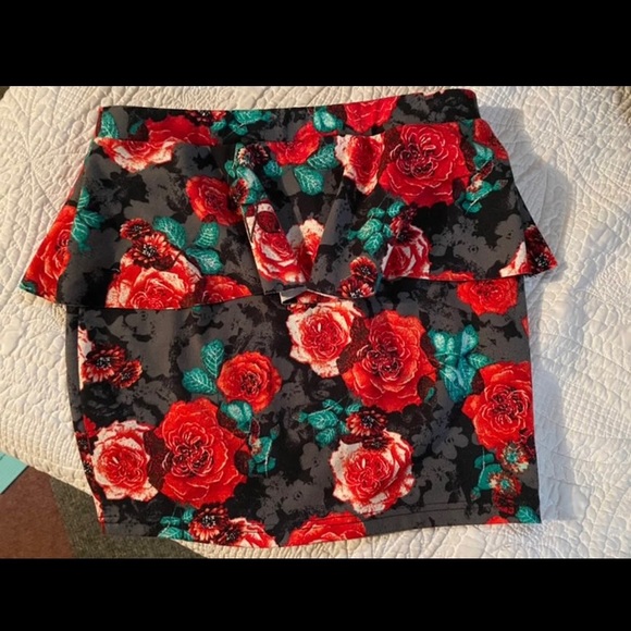 FLORAL FORM-FITTING MINI SKIRT - Picture 2 of 3